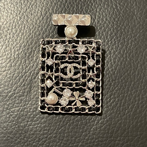 Fashion Jewelry Jewelry - Fashion Jewelry Silver and Black Brooch with Pearl and Crystal Details